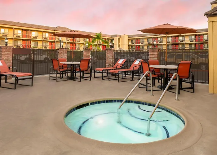Best Western Plus Raffles Inn & Suites